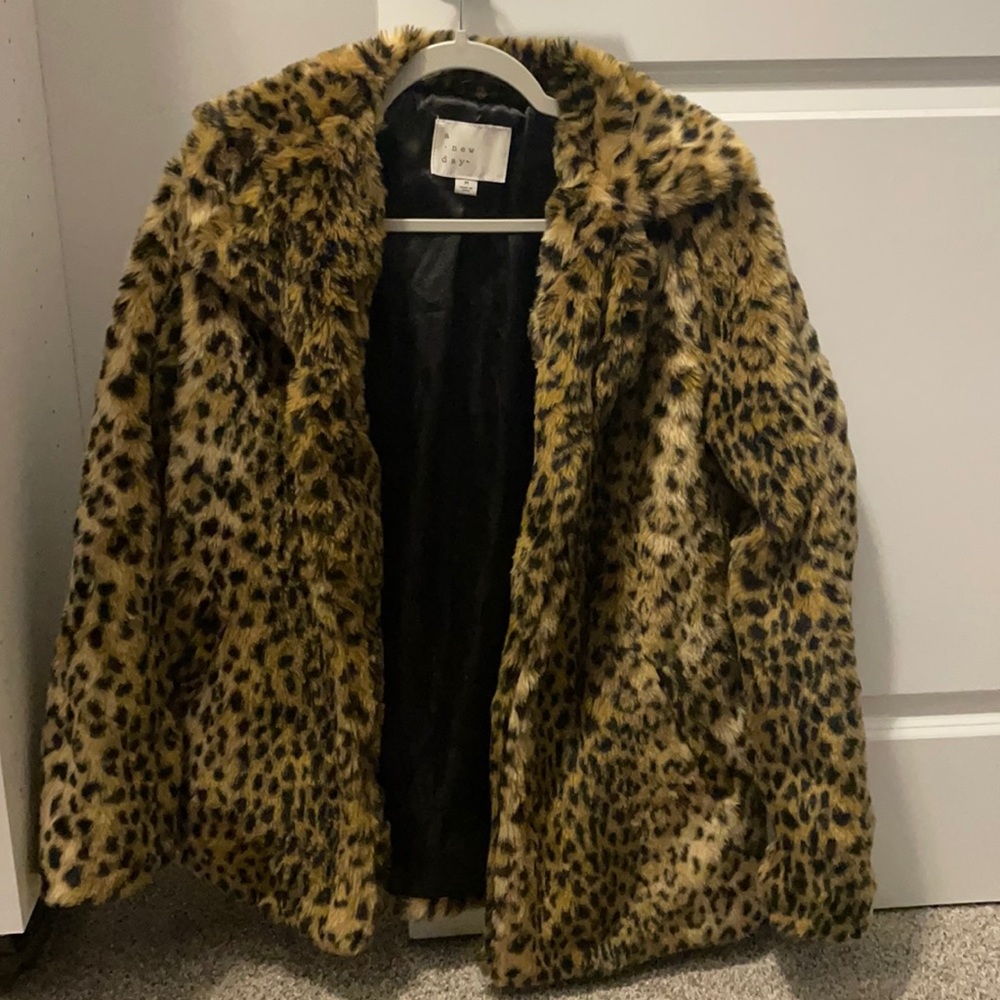 Cute printed jacket!! Size medium.